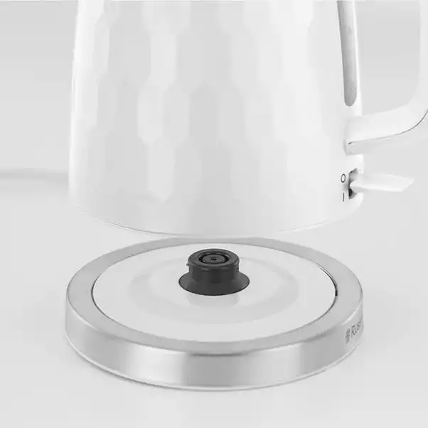Russell Hobbs Honeycomb Kettle White 6 Russell Hobbs Honeycomb Kettle White - Image 6